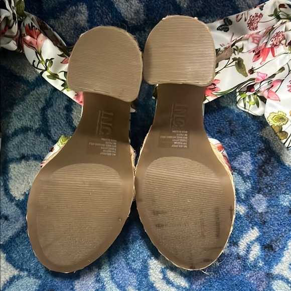 Floral Wedge Sandals - Picture 5 of 6